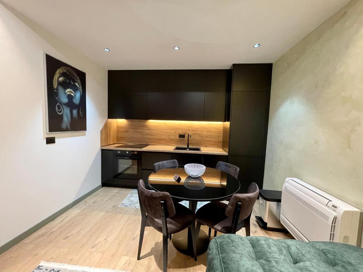 Queens Luxury Apartments 地拉那 外观 照片