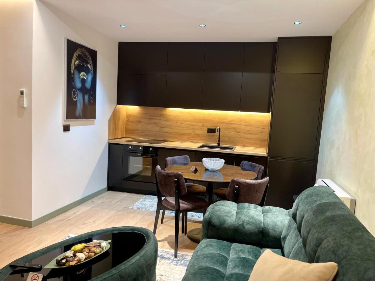 Queens Luxury Apartments 地拉那 外观 照片