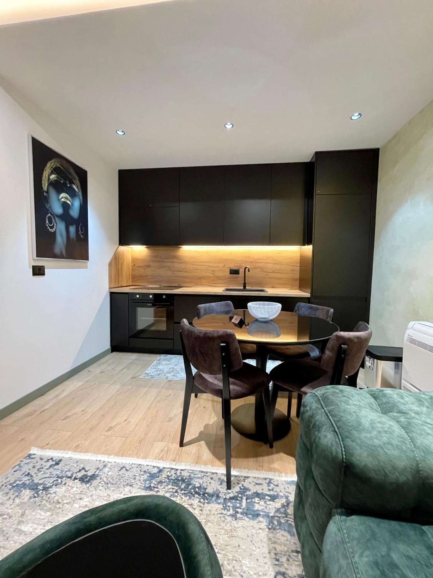 Queens Luxury Apartments 地拉那 外观 照片